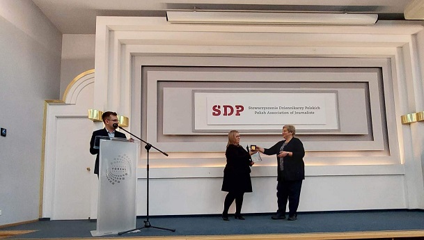 Katarzyna lińska podczas wręczania nagrody