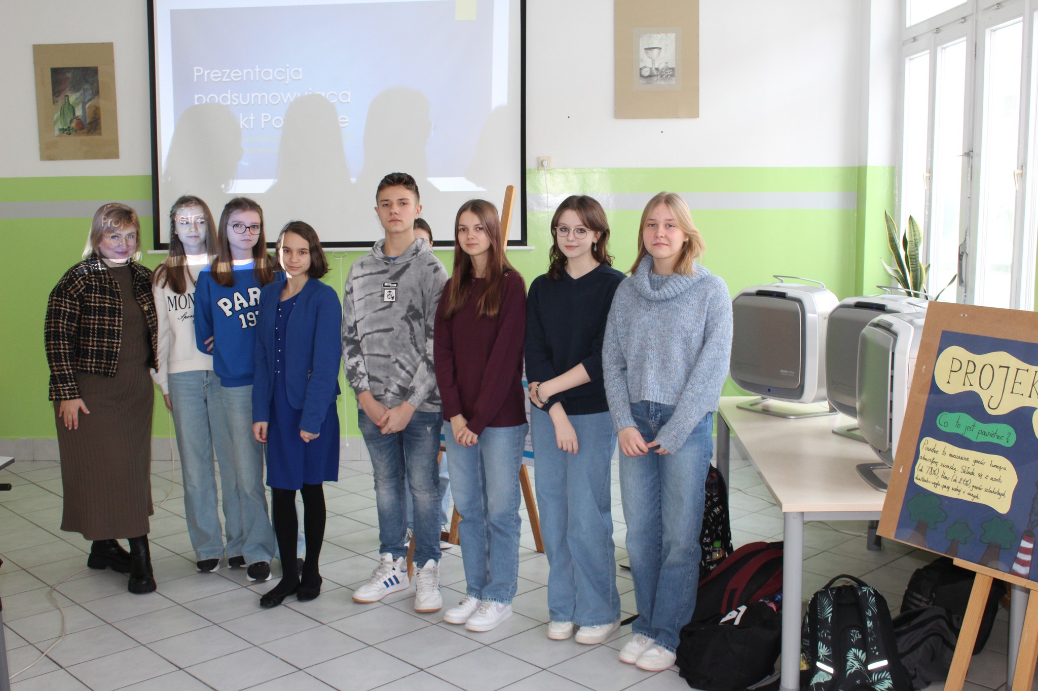 Uczniowie podczas realizacji modułu pt. "Biologia"