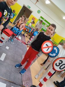 Na zdjęciu znajdują się dzieci podczas zabawy z mobilnym miasteczkiem.
