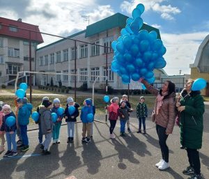 Grupa: Motylki trzymająca balony wraz z wychowawcą ich grupy oraz p. Karina Syska (organozator).