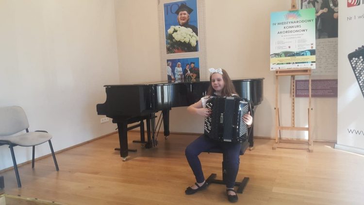 Ania gra na akordeonie