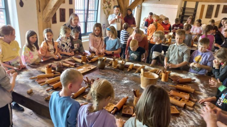 Dzieci robią pierniki w Muzeum Żywego Piernika