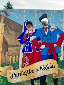 Na zdjęciu znajduję się uczen, która umieściła swoją twarz w fotościance ,, Pamiątka z Kłóbki’’.