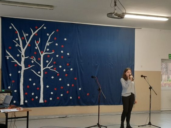 Dziewczynka śpiewająca piosenkę