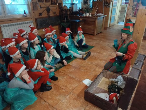 10. Dzieci rozwiązują zagadki Elfów.