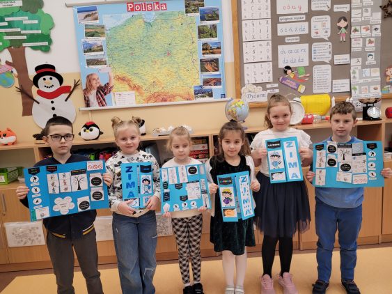 Dzieci prezentujące swoje prace plastyczne - lapbook