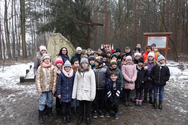 uczniowie klasy III b i VIII b z nauczycielami: Dorota Michalska, Teresa Zarzycka, Barbara Lewandowska, Marek Osmałek