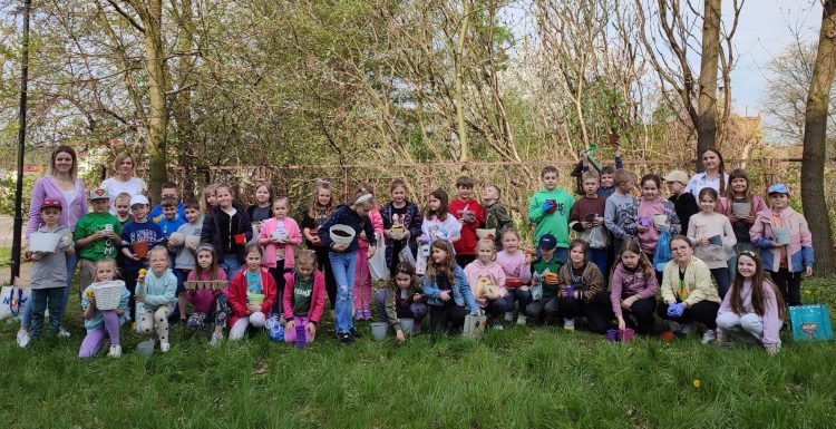 Uczniowie wykonujący prace plastyczną – lapbook przyrodniczy