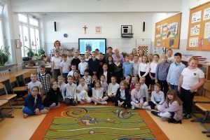 Wspólne zdjęcie uczniów klasy 2a i 2b z p. Zenoną Radzką
