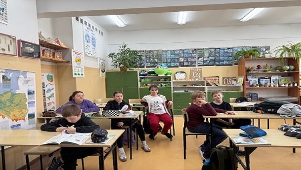 Na zdjęciach uczniowie podczas prezentacji argumentów w debacie z biologii.