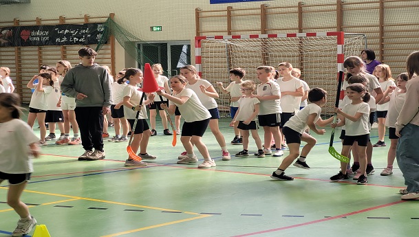 4.Dzieci biorące udział w zawodach sportowych.