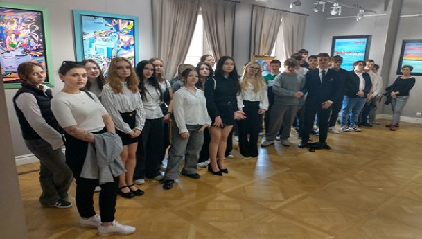 Młodzież w sali wystawowej pałacu