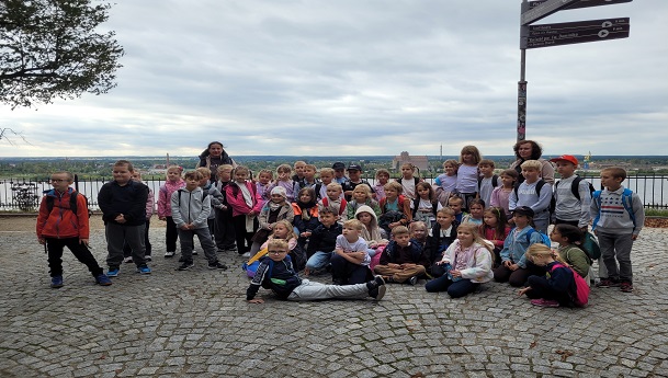 1. Grupa dzieci wraz z wychowawcami