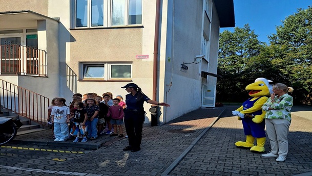 Pokaz prawidłowego przejścia przez pasy(2) kl. I b