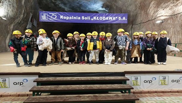 Grupa uczniów w podziemiach