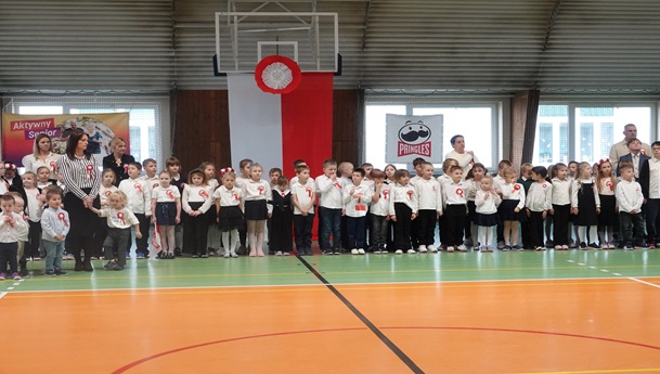 uczniowie podczas apelu