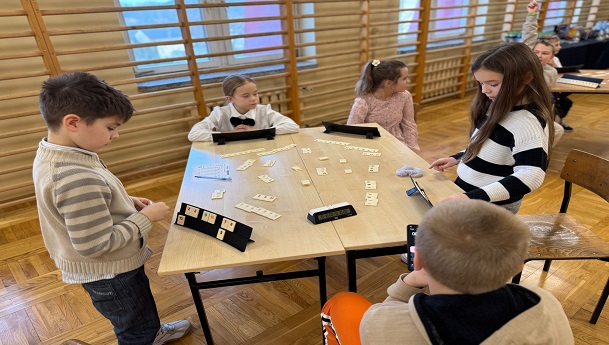 rozgrywki turniejowe gry "Rummikub" pomiędzy uczniami klas 1-3