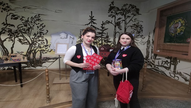 wolontariuszki na tle patrona