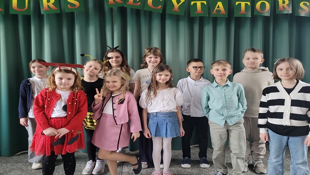 dzieci biorące udział w konkursie recytatorskim