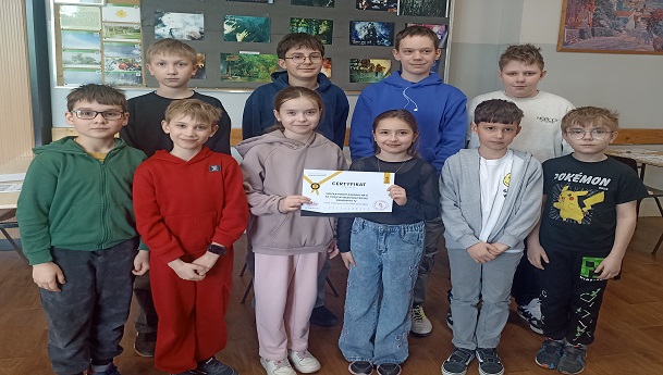 Grupa 10 uczniów bioracych udział w konkursie.