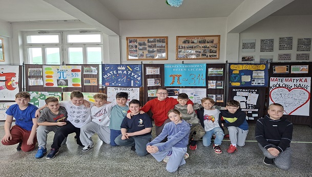 Uczniowie demonstrują swoje rozwiązania zadań