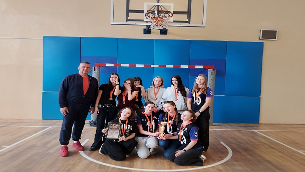 Dziewczęta z trenerem