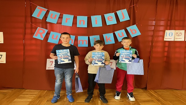 Na zdjęciu widać trzech zwycięzców turnieju. Trzymają dyplomy oraz nagrody.