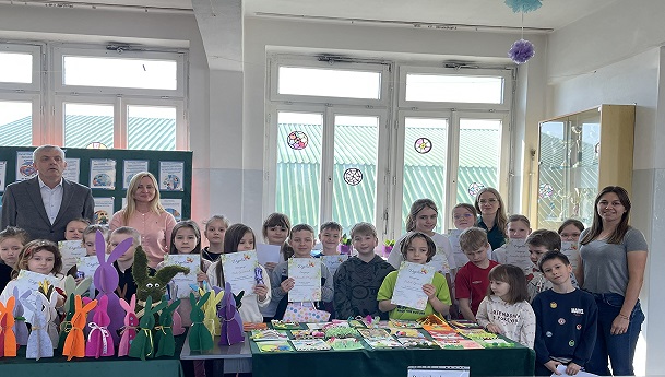 Zdjęcie grupowe wszystkich uczestników konkursu wraz z organizatorami oraz Panem dyrektorem.