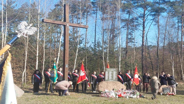 Alina Zawoyska składa wiązankę a