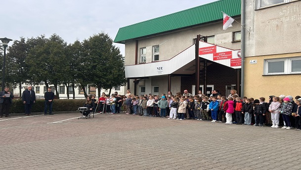 szkoła podczas apelu