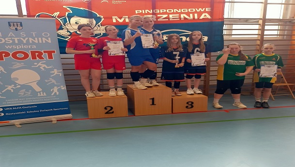 Dziewczynki stoją na podium.