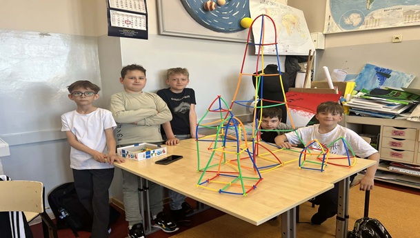 Uczniowie realizujący projekt edukacyjny"