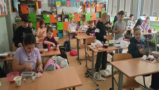 wykonywanie przez klasę jogurtowych deserów