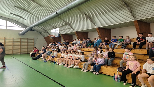 dzieci siedzące na trybunach