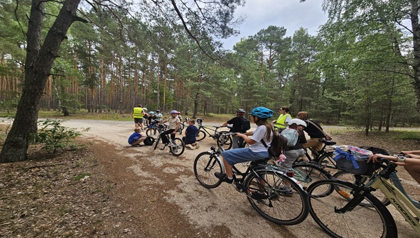 uczniowie klasy 4c podczas wycieczki rowerowej