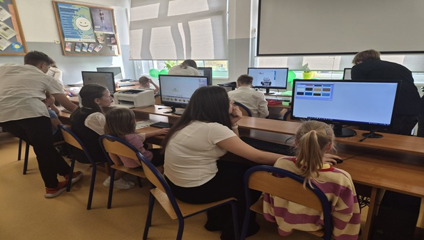 Kodujemy z pomocą starszych kolegów