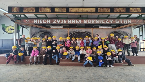 Uczniowie klas 2a i 3b wraz z wychowawcami pozują do wspólnego zdjęcia podczas wycieczki do Kopalni Soli w Kłodawie.